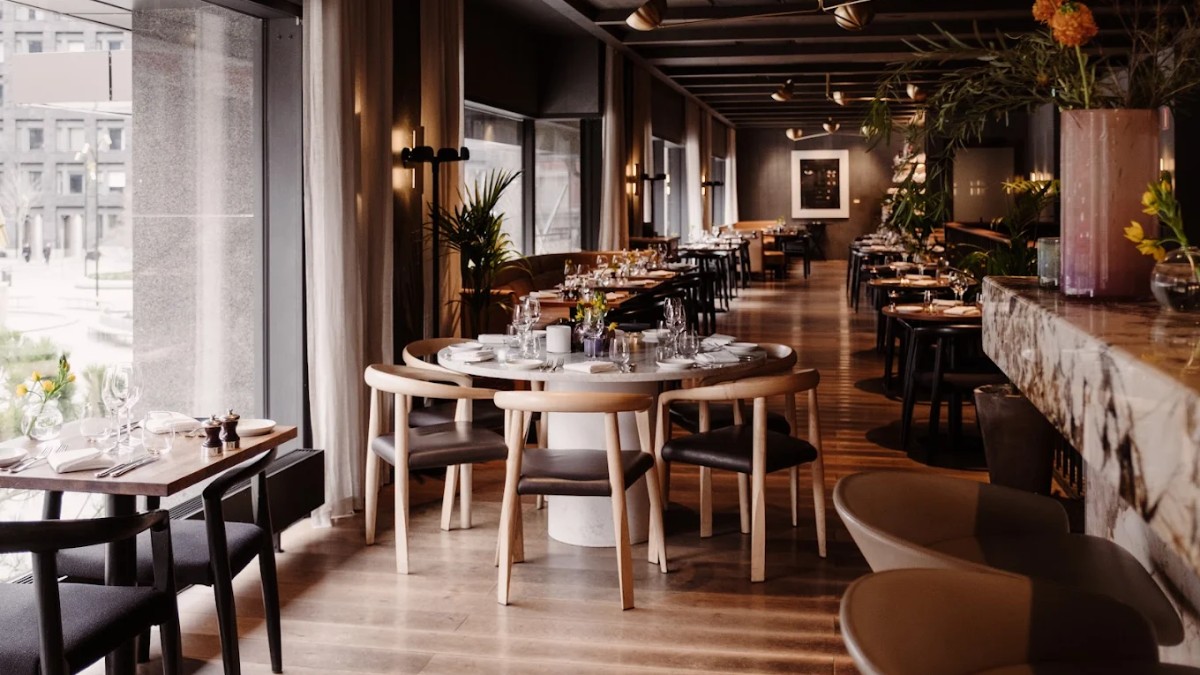 Restaurant blanche at hotel At Six