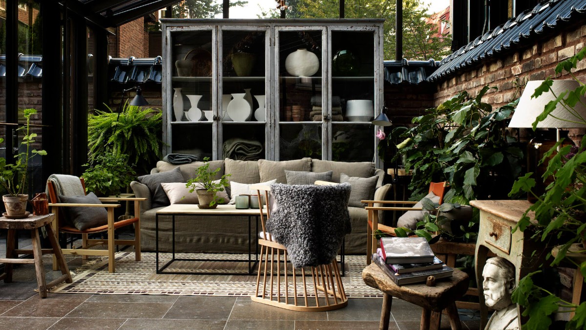 Lounge area with greenery at the hotel