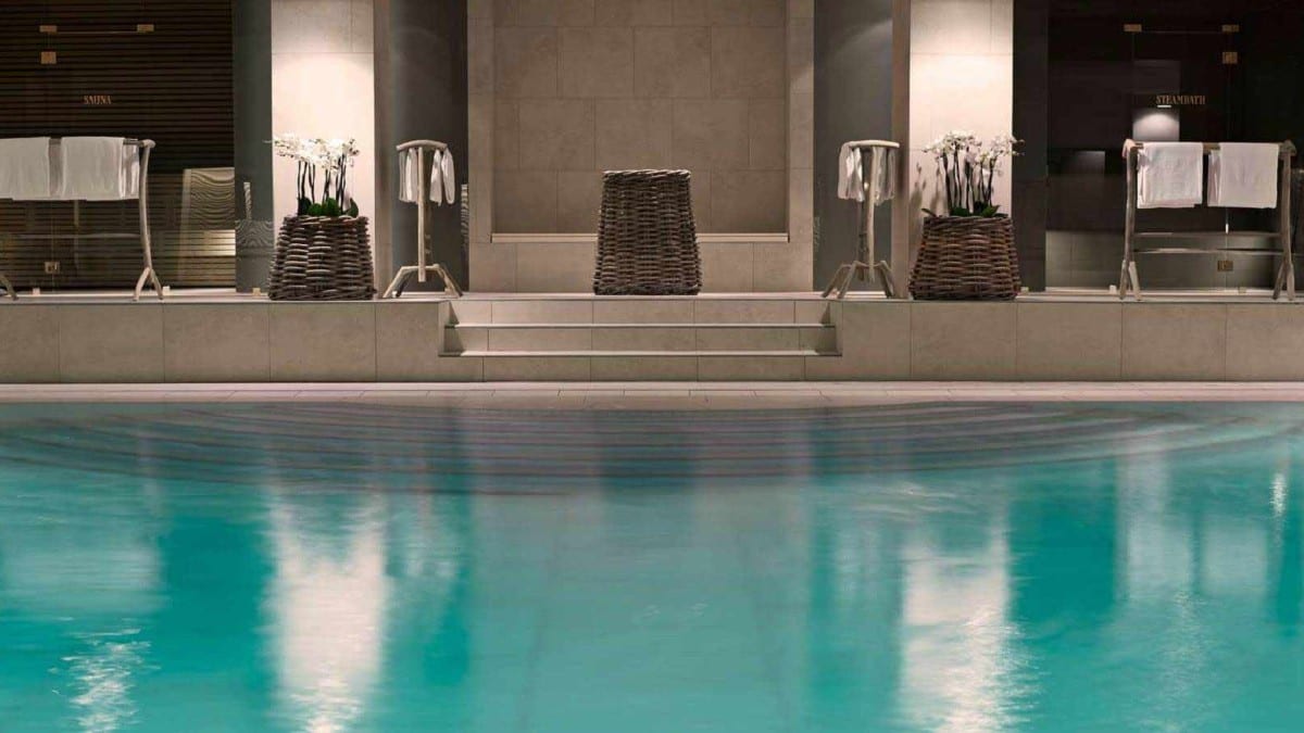 Schwimmbad im Hotel D'Angleterre