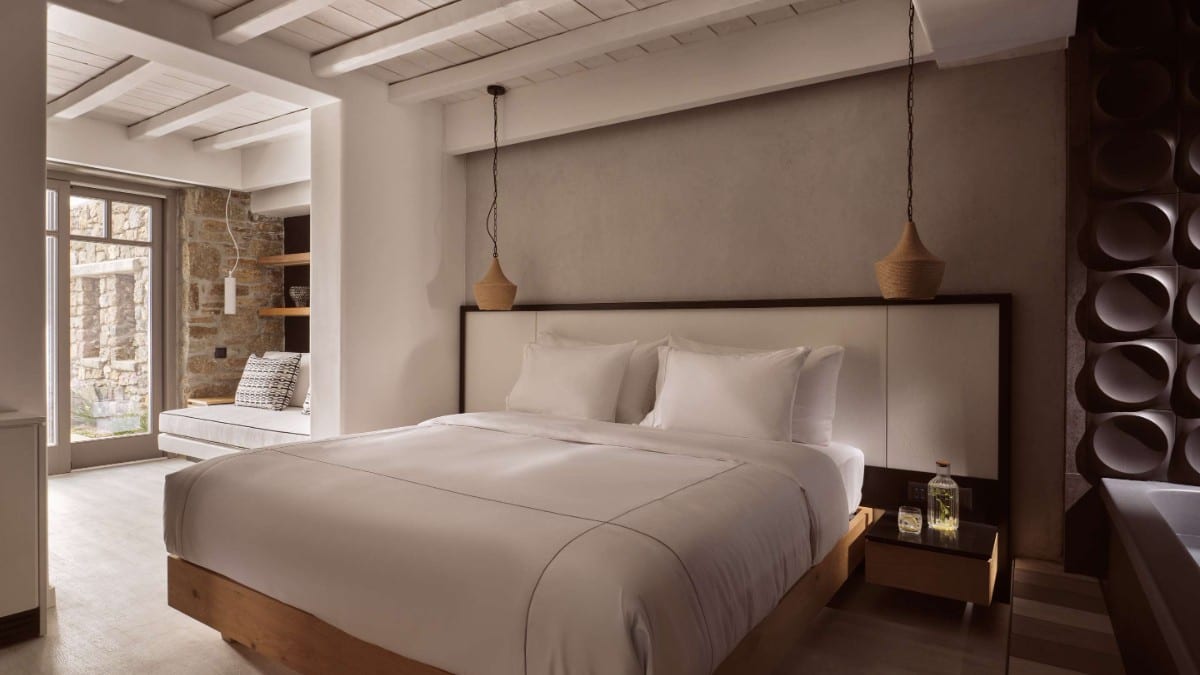 Schlafzimmer im Semeli Coast Mykonos, Curio Collection by Hilton