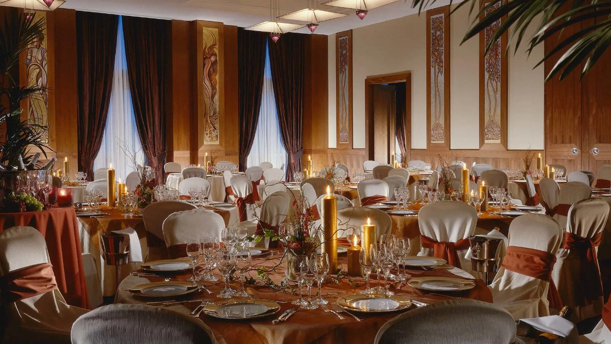 Restaurant at Canary Riverside Plaza Hotel