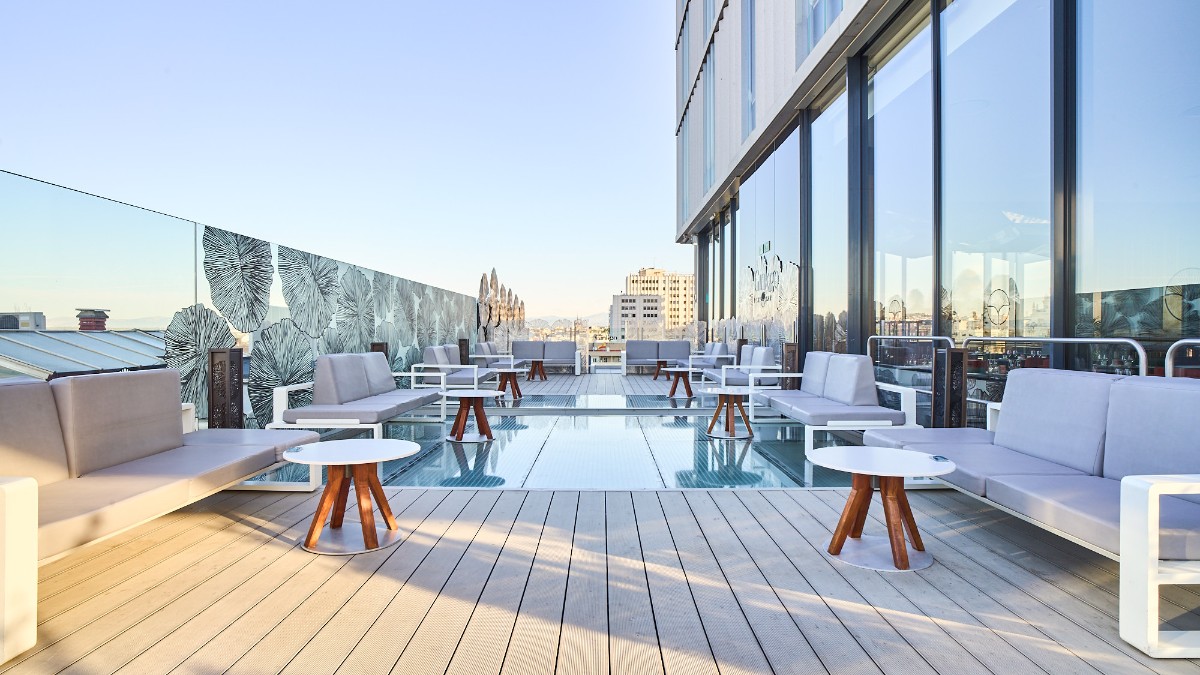 Rooftop bar at VP Plaza España Design