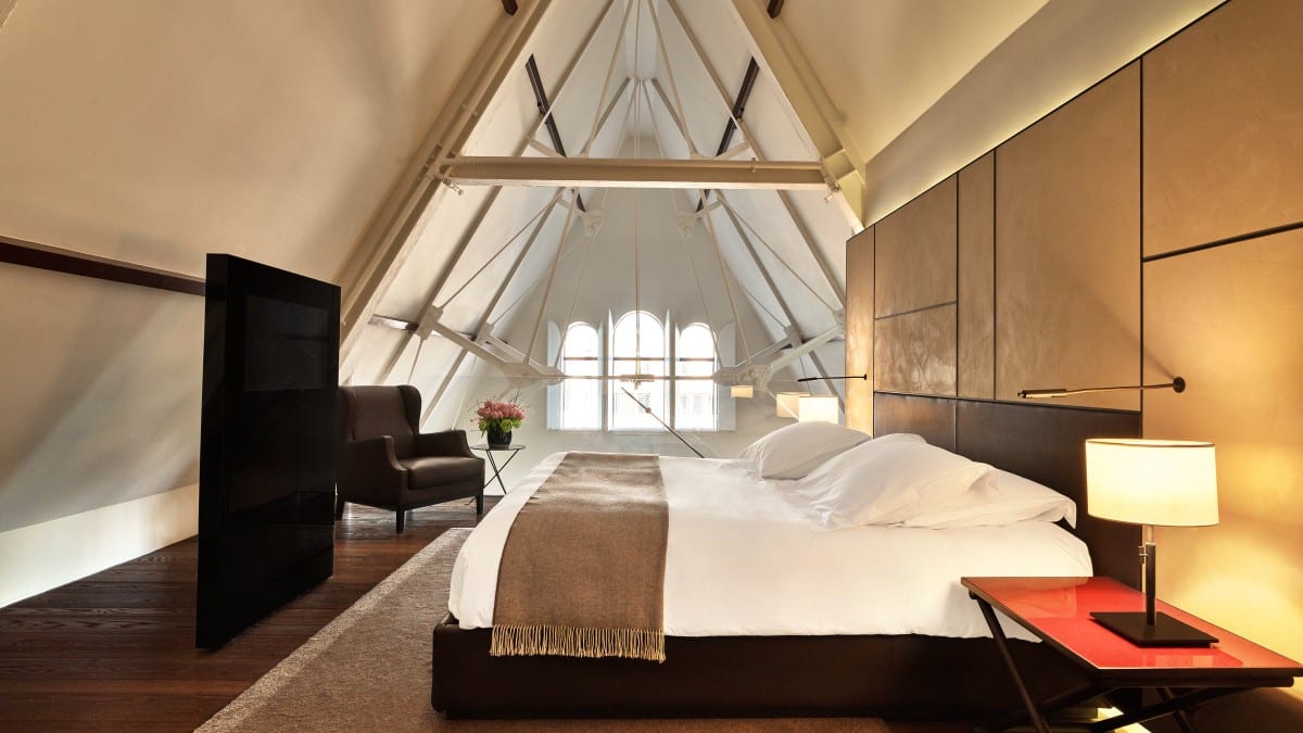 Schlafzimmer im Conservatorium Hotel