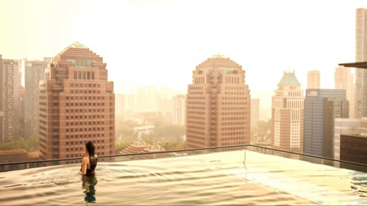 Outdoor swimming at Hotel COMO Metropolitan Singapore