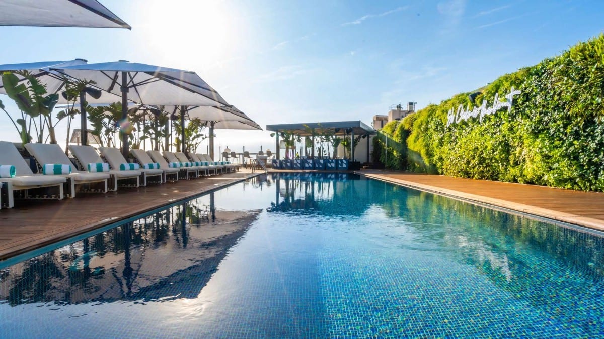 Außenpool im Sofitel Barcelona Skipper