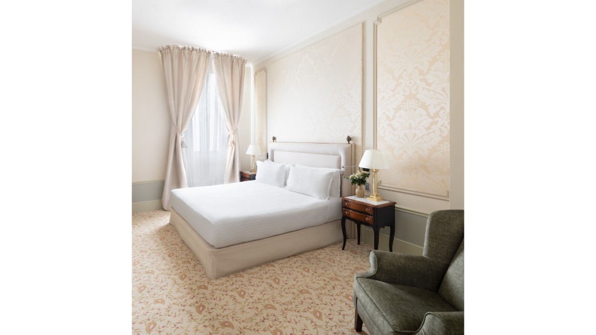Bedroom at Hotel El Palace Barcelona