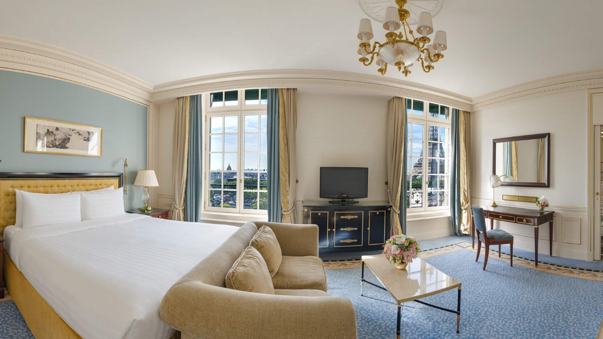 Bedroom at Shangri-La Paris