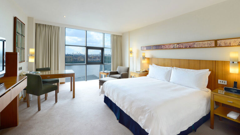 Canary Riverside Plaza Hotel