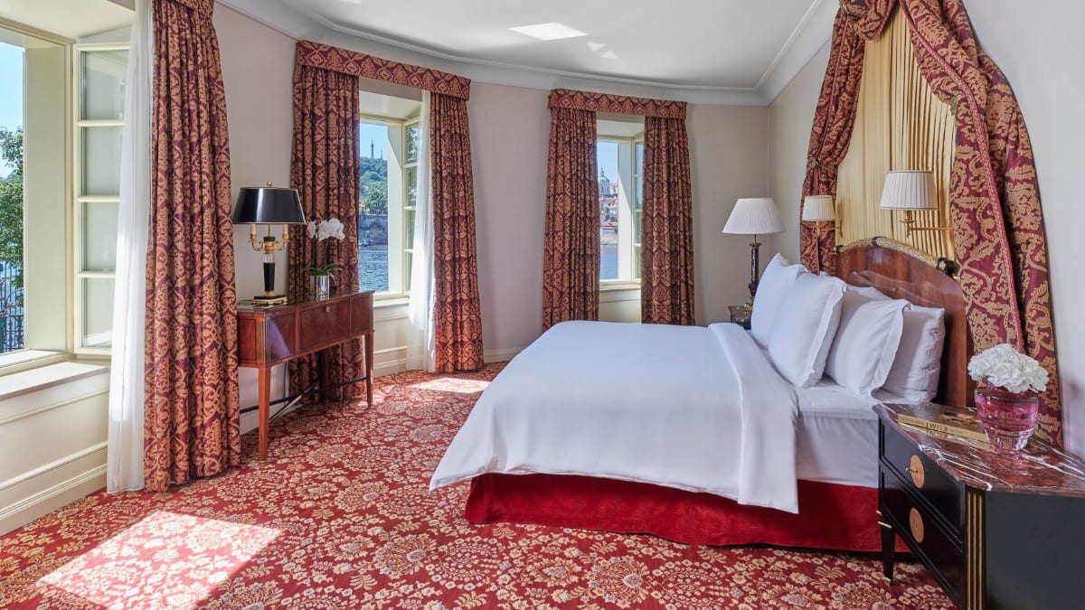 Schlafzimmer im Four Seasons Hotel Prague
