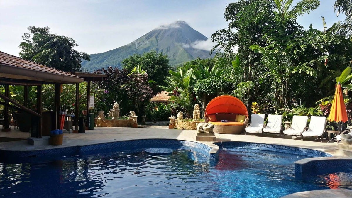 Pool in den Nayara Gardens]
