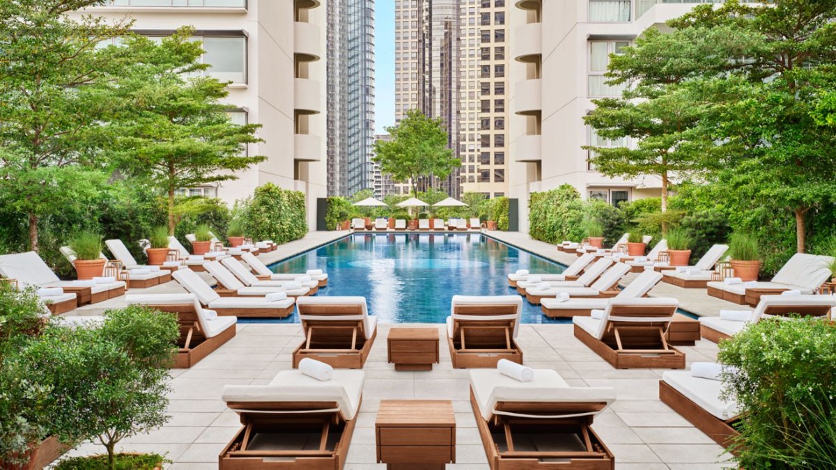 Outdoor swimming poor at Hotel The Singapore EDITION