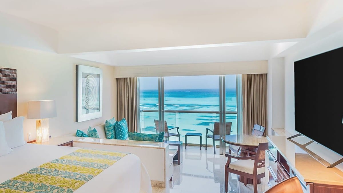 Schlafzimmer im Grand Fiesta Americana Coral Beach