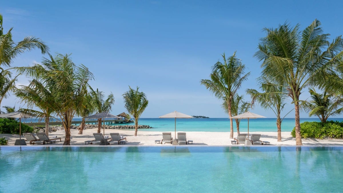 Außenpool im JW Marriott Maldives Kaafu Atoll Island Resort