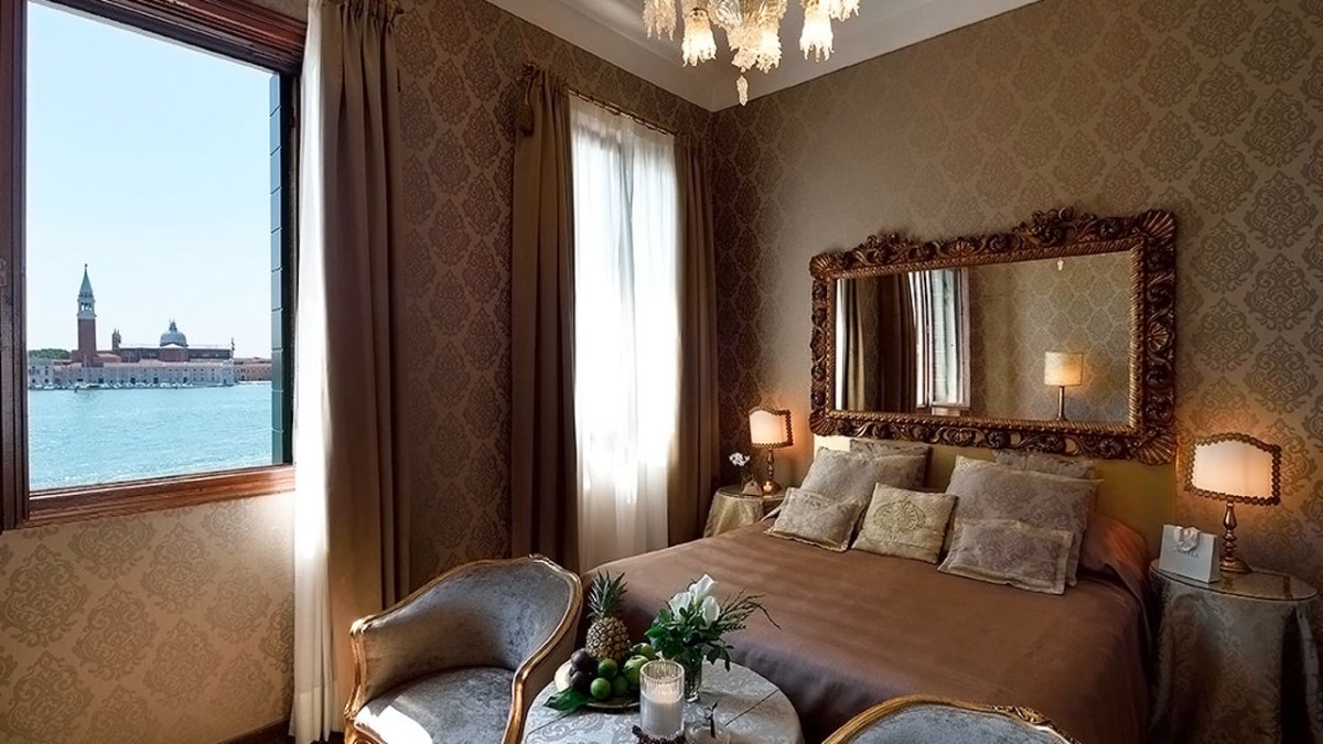 Bedroom at Hotel Metropole Venezia