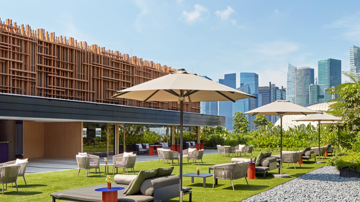 Outdoor restaurant at Hotel PARKROYAL COLLECTION Marina Bay