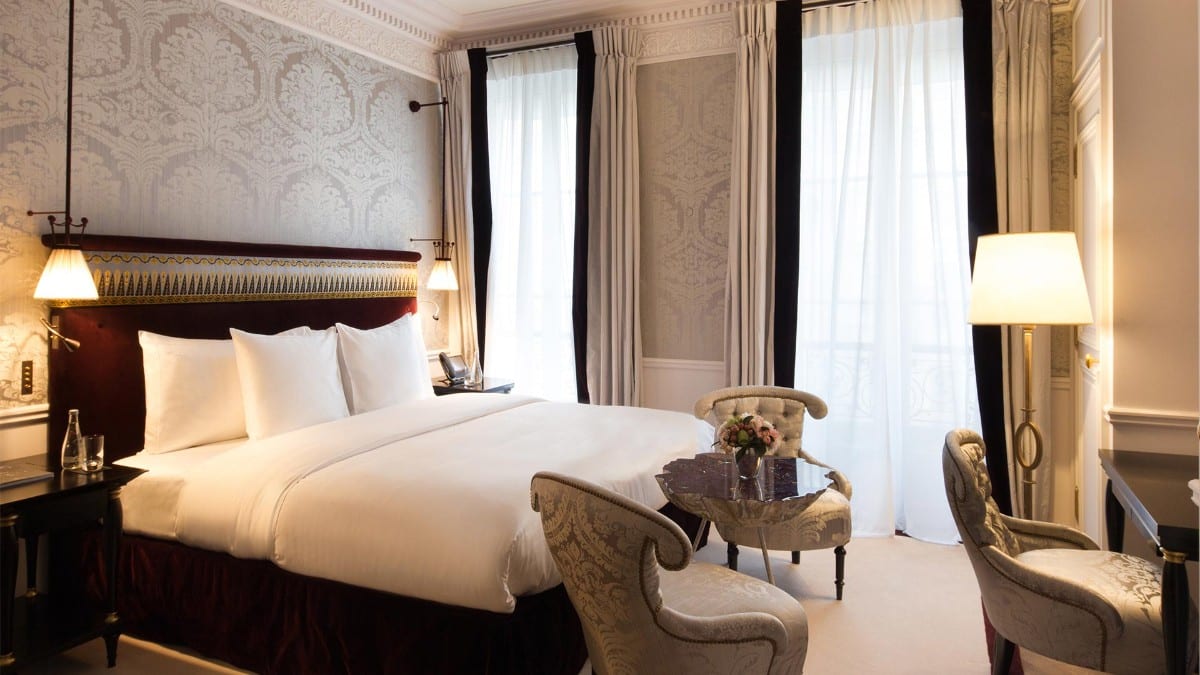 Schlafzimmer im La Reserve Paris Hotel and Spa