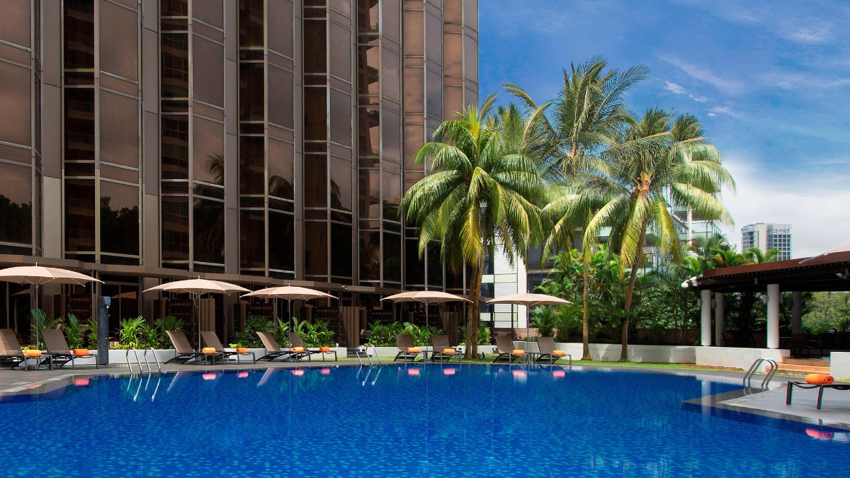 Outdoor swimming pool at Hotel Sheraton Towers Singapore