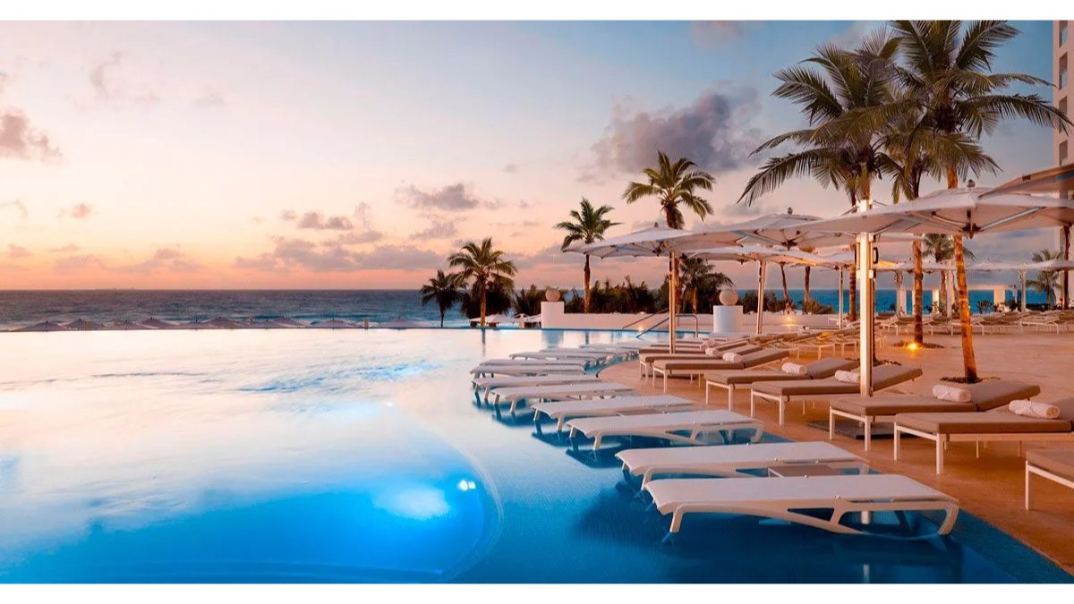 Pool at Le Blanc Spa Resort Cancun Adults Only All-Inclusive