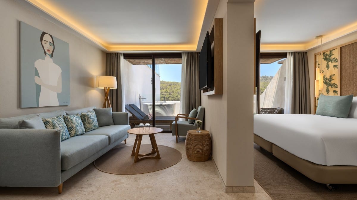 Schlafzimmer im Cala San Miguel Ibiza Resort, Curio Collection by Hilton