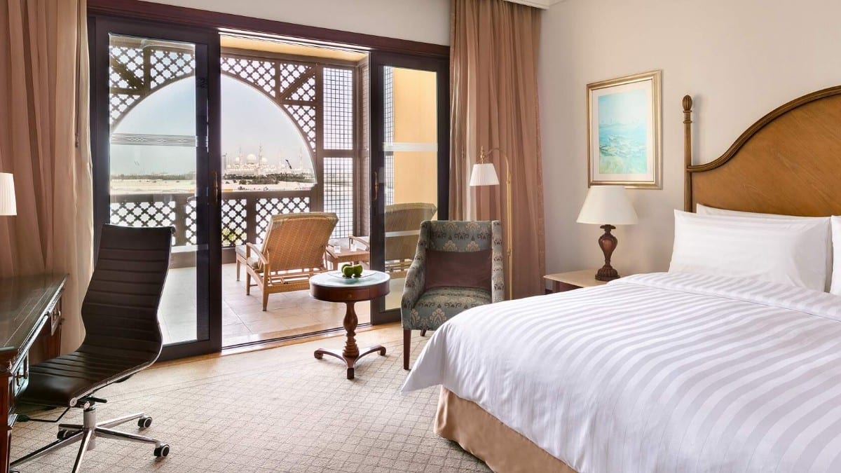 Schlafzimmer im Shangri la Hotel Qaryat Al Beri Abu Dhabi