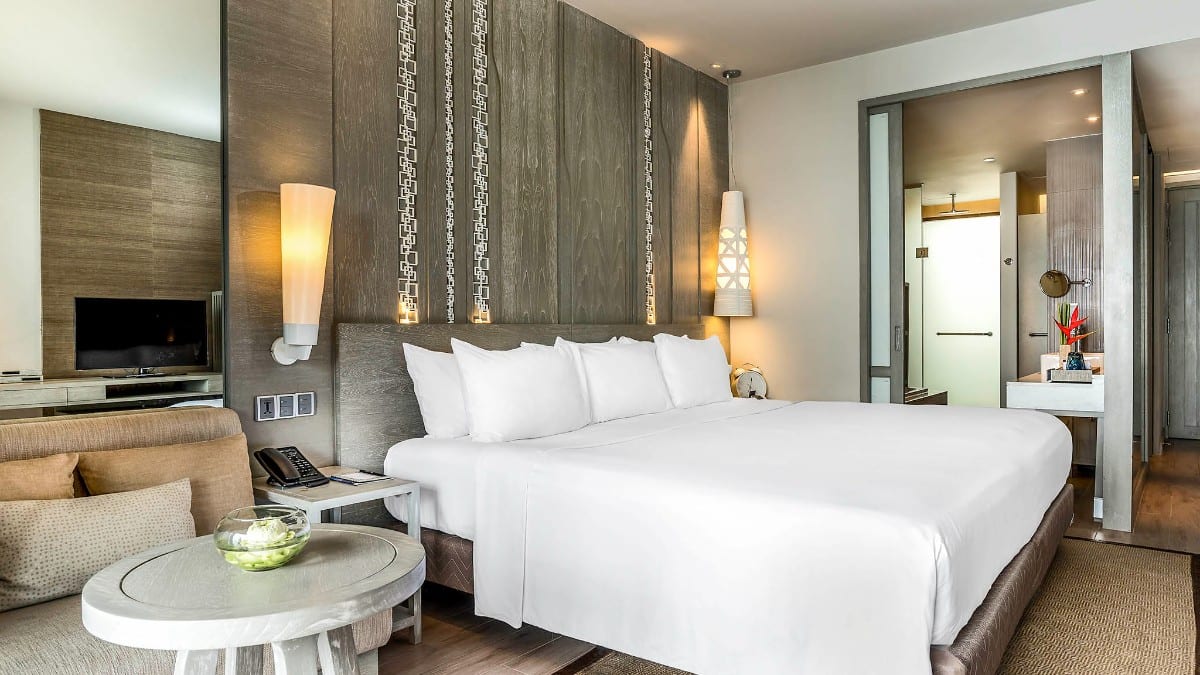 Schlafzimmer im Pullman Phuket Arcadia Naithon Beach