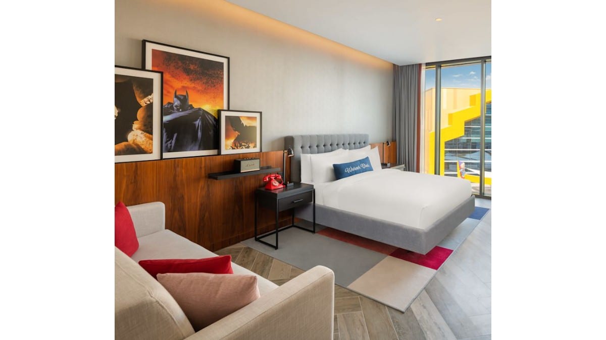 Schlafzimmer im The WB Abu Dhabi Hotel, Curio Collection by Hilton
