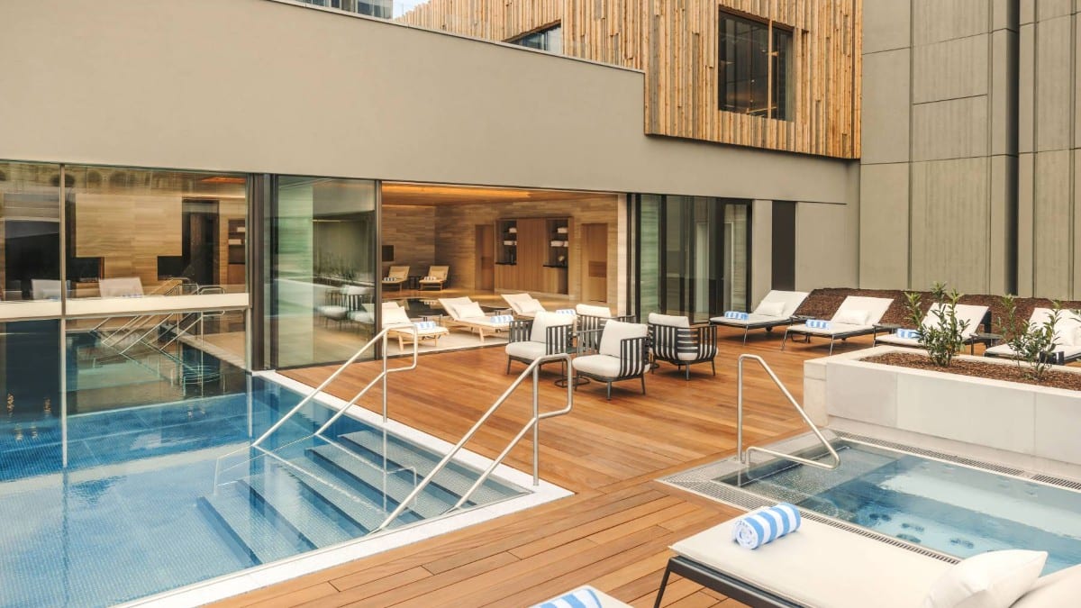 Pool im Fairmont Golden Prague