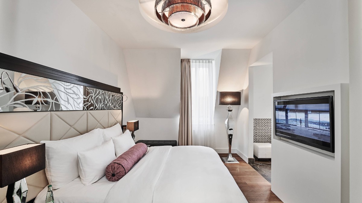 Bedroom at Roomers Berlin Steinplatz, Autograph Collection