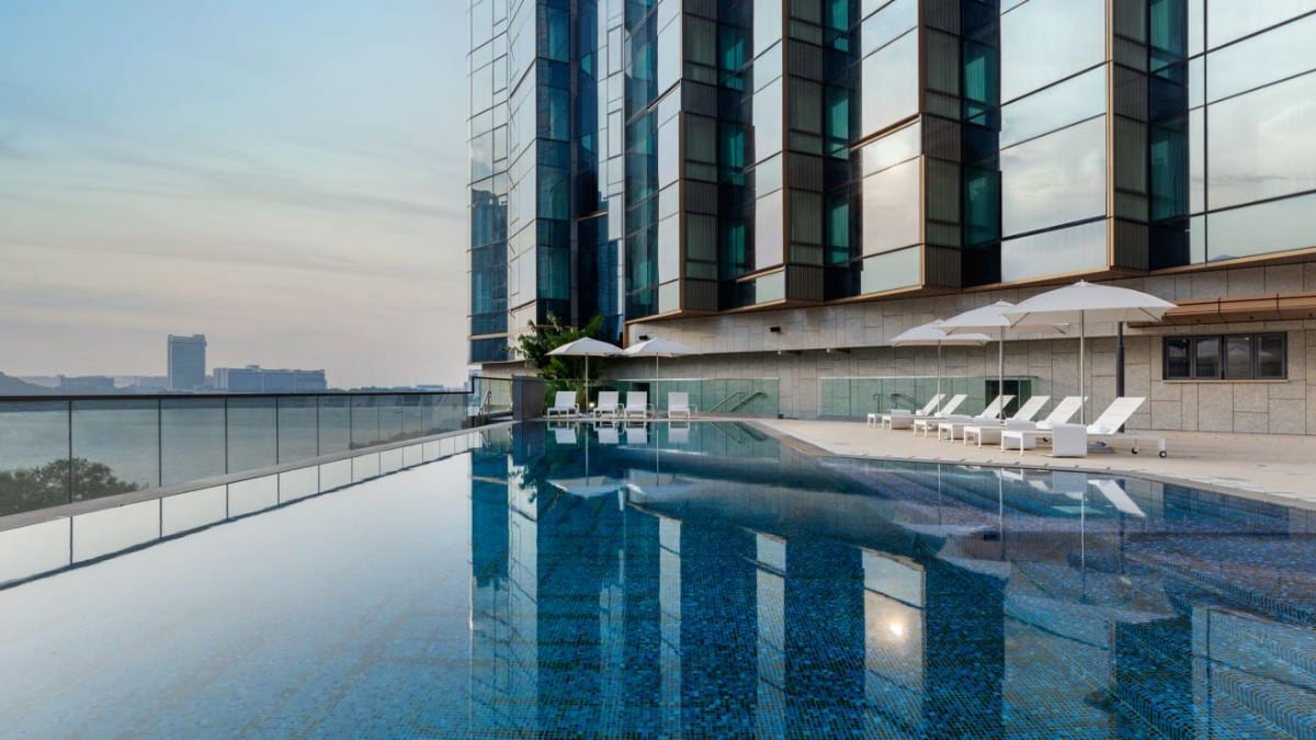 Pool im Sheraton Hong Kong Tung Chung Hotel