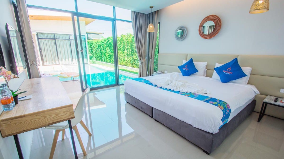 Schlafzimmer in der Good Night Pool Villa Phuket