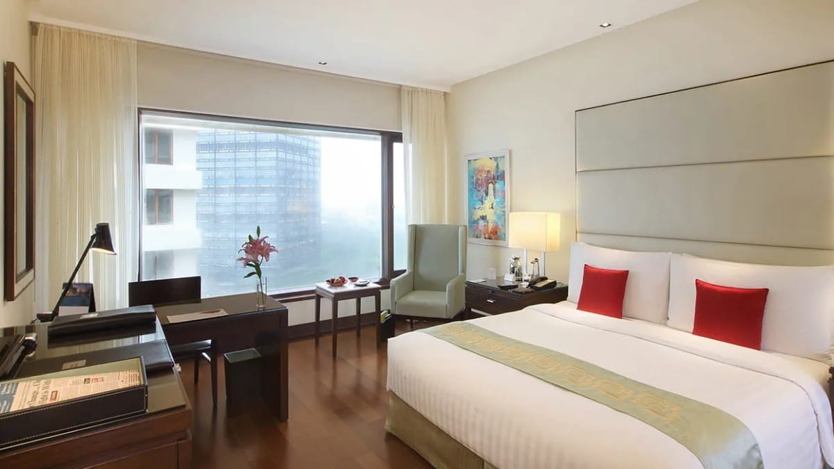 Bedroom at The Oberoi, Mumbai