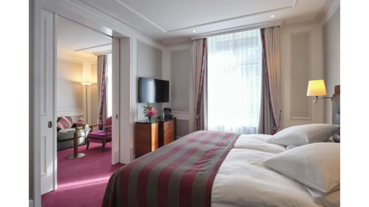 Bedroom at Hotel Schweizerhof Zürich