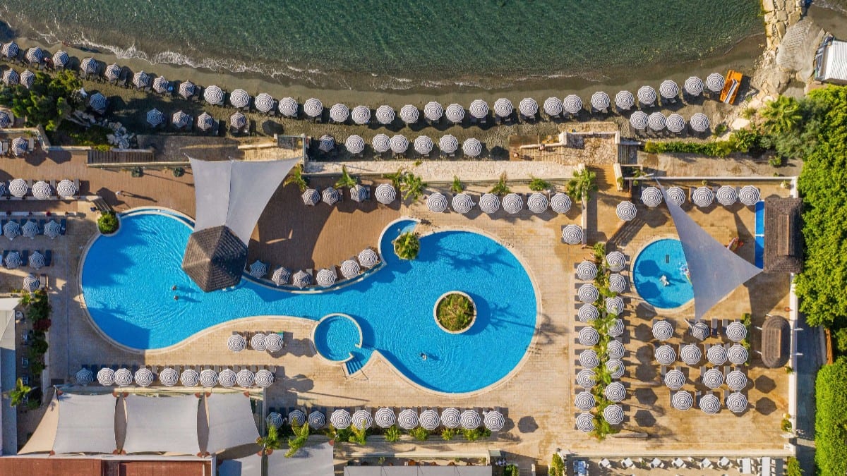Pool im Royal Apollonia by Louis Hotels