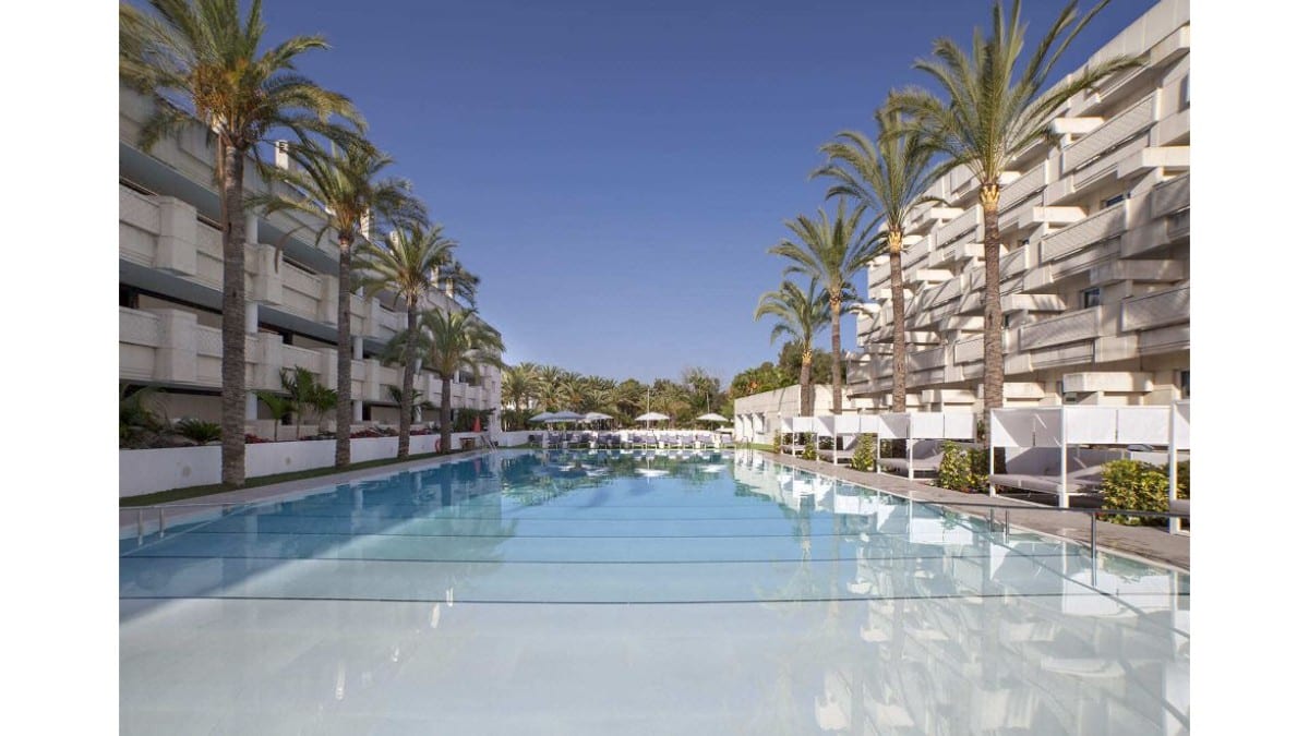 Pool im Alanda Marbella Hotel