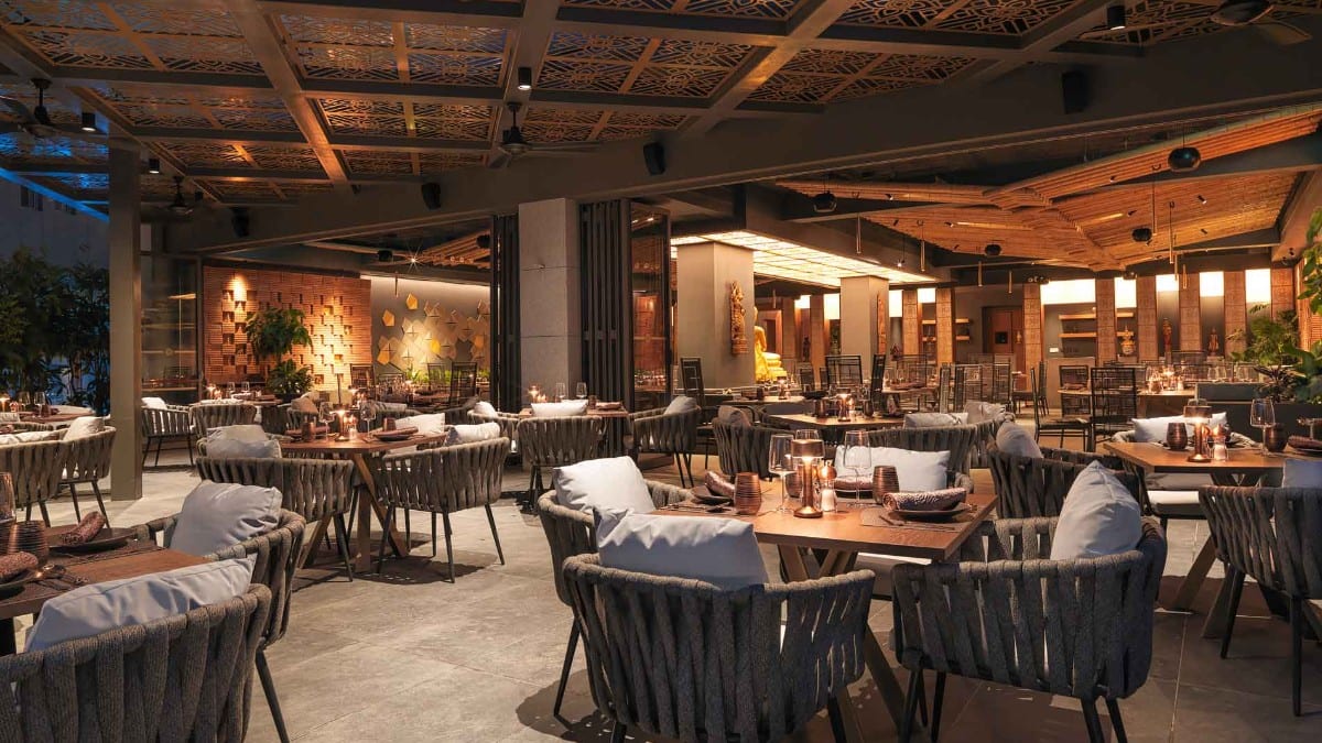 Bar im St Raphael Resort