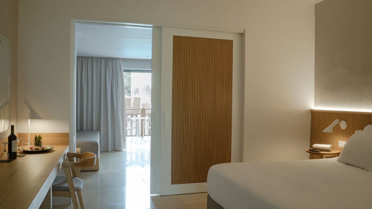 Schlafzimmer im Roda Beach Resort & Spa