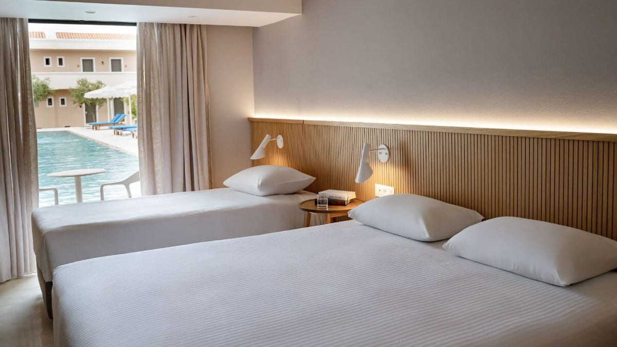 Schlafzimmer im Roda Beach Resort & Spa