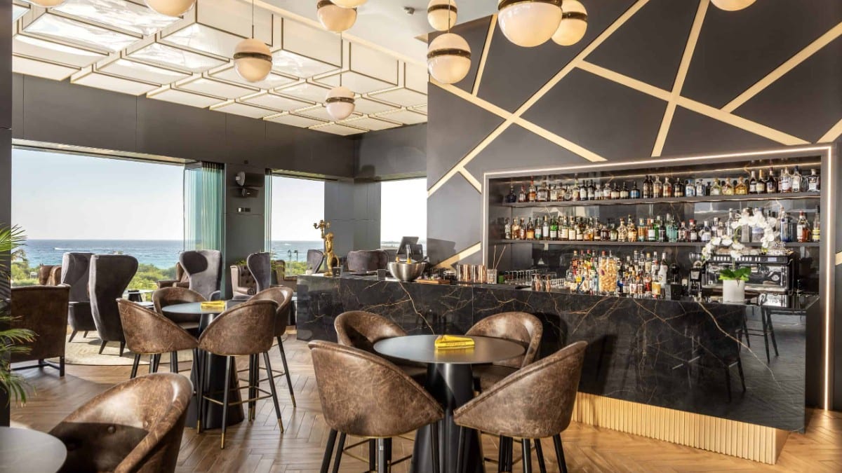 Bar im NissiBlu Beach Resort
