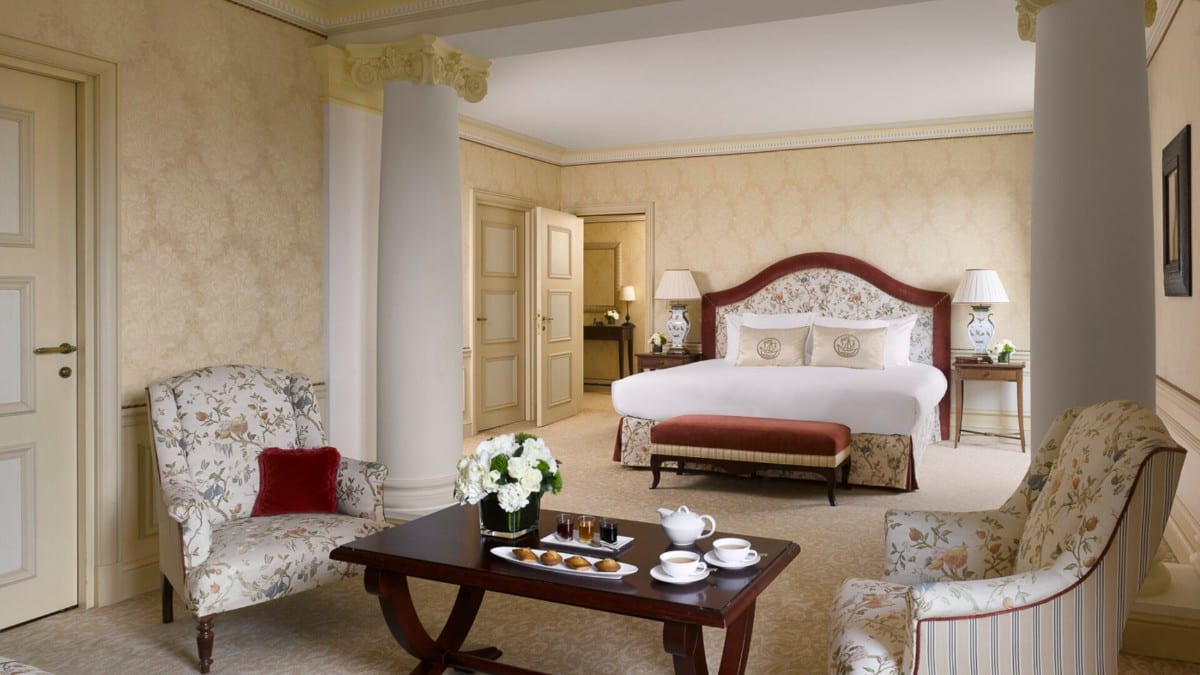 Bedroom at Hôtel Métropole Monte-Carlo