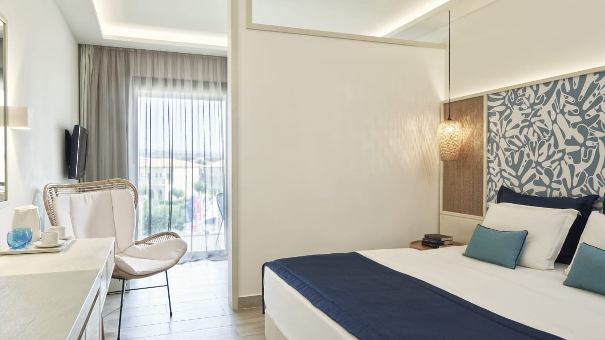 Schlafzimmer im Atlantica Aegean Blue - All Inclusive