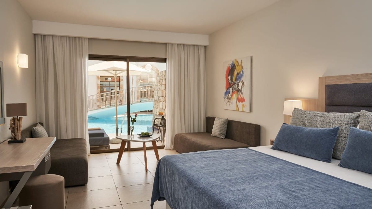 Schlafzimmer im Atlantica Aeneas Resort
