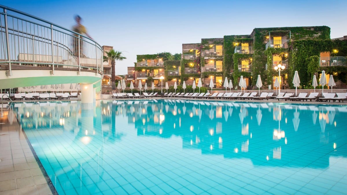 Pool im Bella Beach Hotel