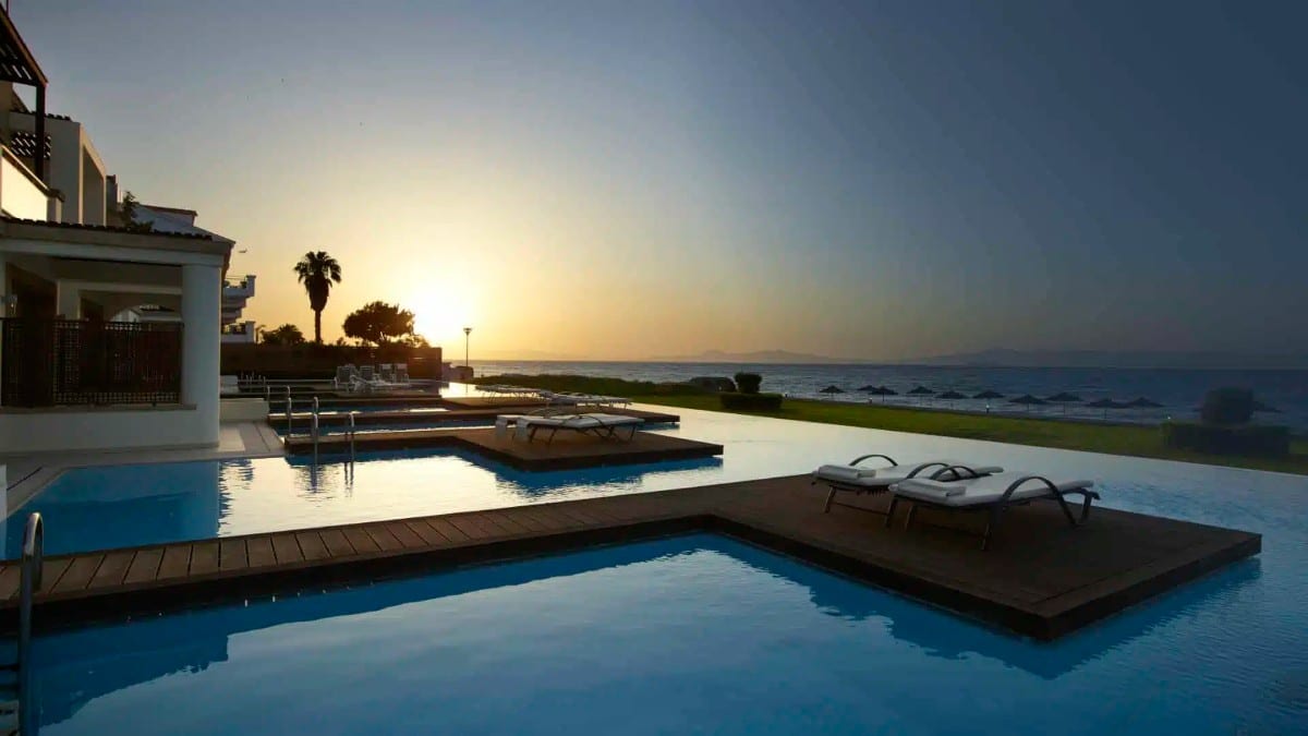 Pool im The Ixian Grand & All Suites