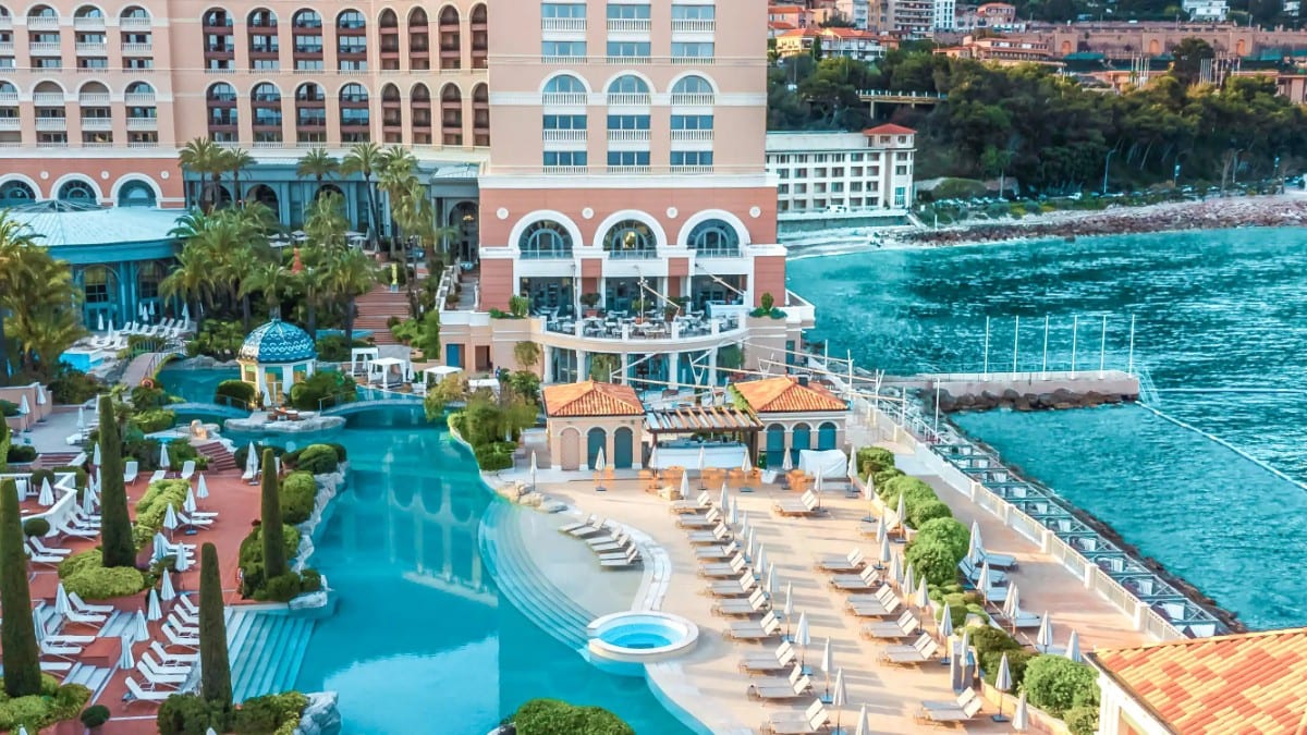 Pool im Monte-Carlo Bay Hotel & Resort