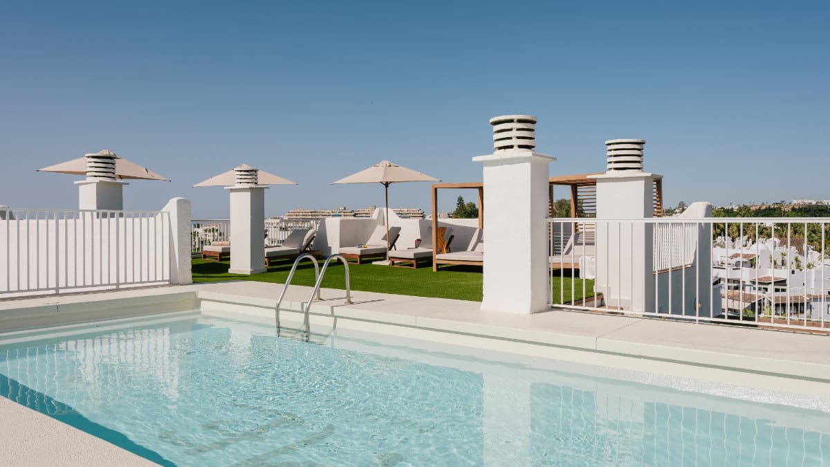 Pool im ME Marbella by Melia