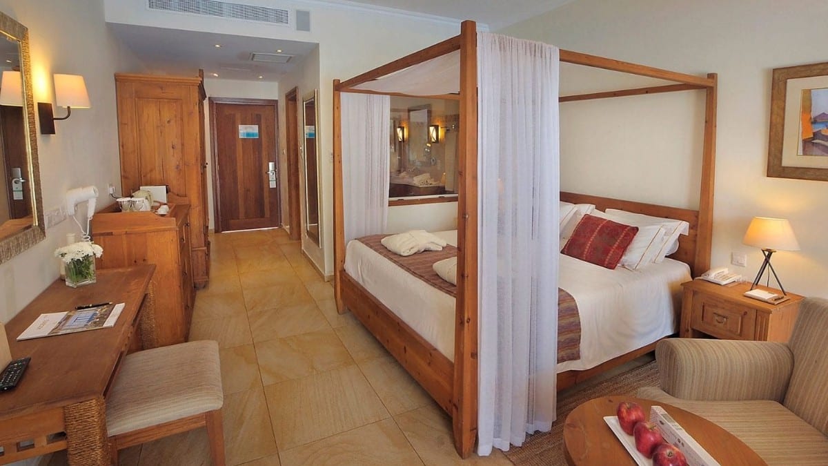 Schlafzimmer im Olympic Lagoon Resort Ayia Napa