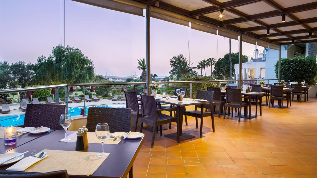 Restaurant im The Tower at St Raphael Resort