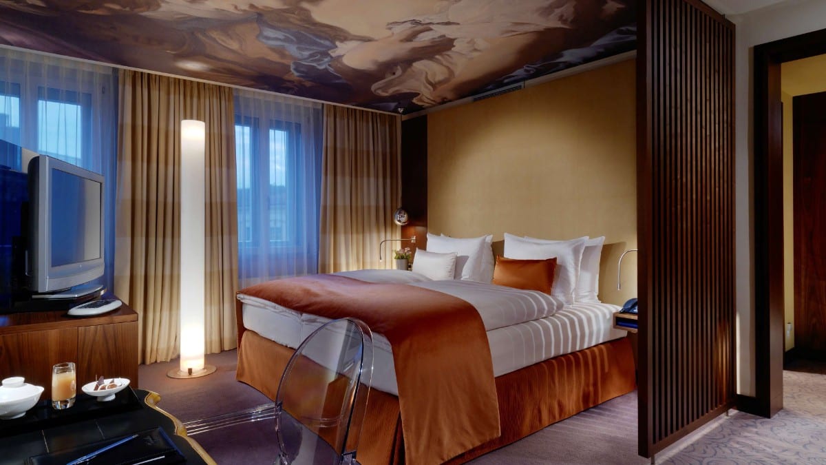 Schlafzimmer im Hotel Vier Jahreszeiten Kempinski München