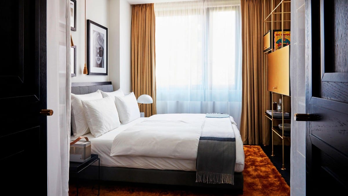 Schlafzimmer im Roomers Munich, Autograph Collection