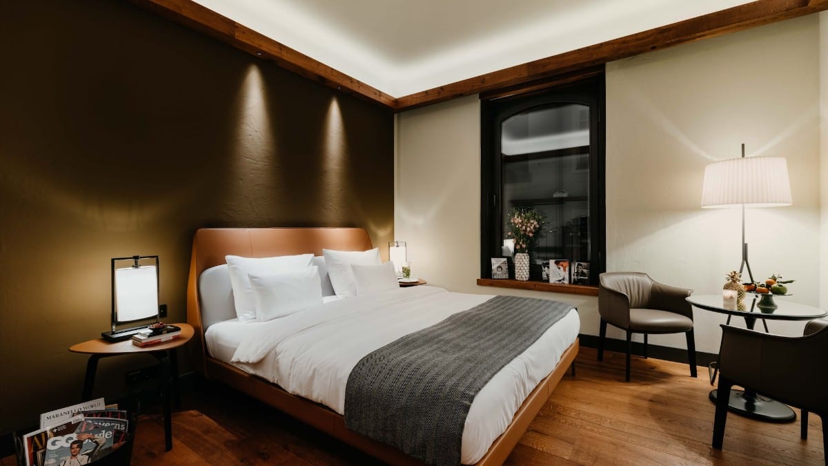 Schlafzimmer im Do & CO Hotel München